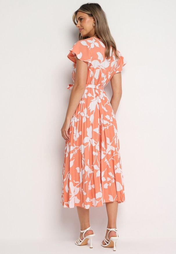 Born2be - Pomarańczowo-Biała Kopertowa Plisowana Sukienka z Gumką i Paskiem w Talii Denevia. Okazja: na co dzień. Kolor: pomarańczowy. Długość rękawa: krótki rękaw. Typ sukienki: kopertowe. Styl: casual