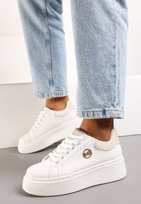 Renee - Biało-Beżowe Sneakersy z Ekoskóry na Platformie Ozdobione Monogramem Simorina. Kolor: biały. Materiał: jeans. Wzór: aplikacja. Obcas: na platformie #3