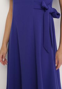 Born2be - Niebieska Rozkloszowana Sukienka Kopertowa z Wiązaniem w Talii Dannila. Kolor: niebieski. Wzór: aplikacja. Typ sukienki: kopertowe #5