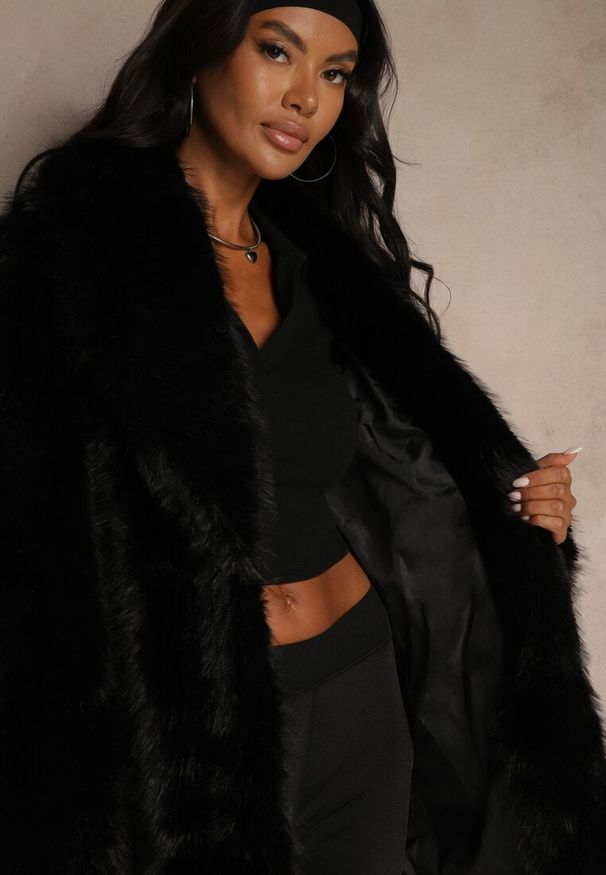 Renee - Czarna Klasyczna Kurtka Futerko z Wąskim Wiązanym Paskiem w Talii Casfitta. Okazja: na co dzień. Kolor: czarny. Materiał: futro. Wzór: nadruk. Styl: klasyczny