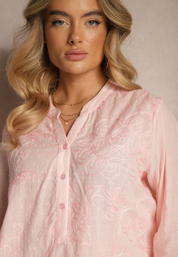 Renee - Jasnoróżowa Bawełniana Koszula Ozdobiona Haftem i Regulowanymi Rękawami Aranovia. Okazja: na co dzień. Typ kołnierza: dekolt w kształcie V. Kolor: różowy. Materiał: bawełna. Wzór: haft, aplikacja. Styl: elegancki, casual