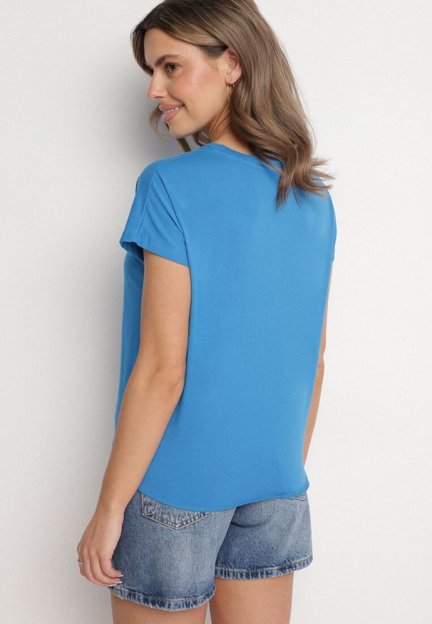 Born2be - Jasnoniebieski T-shirt z Bawełny z Ozdobnym Wiązaniem Sunitra. Okazja: na co dzień, na spotkanie biznesowe. Kolor: niebieski. Materiał: bawełna. Sezon: lato, wiosna. Styl: biznesowy, klasyczny, casual