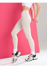 Sinsay - Sportowe legginsy z wycięciem V w talii Gym Hard - kremowy. Kolor: kremowy. Styl: sportowy #1
