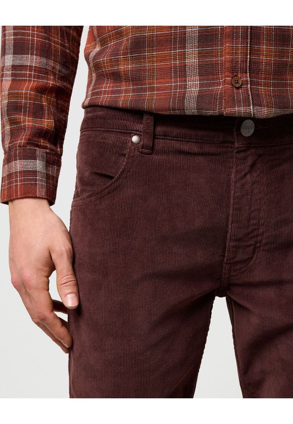 Wrangler - MESKIE SPODNIE SZTRUKSOWE WRANGLER GREENSBORO MAHOGANY 112370724. Materiał: sztruks
