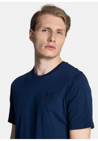 Koszulka Under Armour Sportstyle Left Chest SS (1326799-408). Kolor: niebieski. Materiał: poliester, bawełna. Sezon: zima, lato. Sport: fitness #4