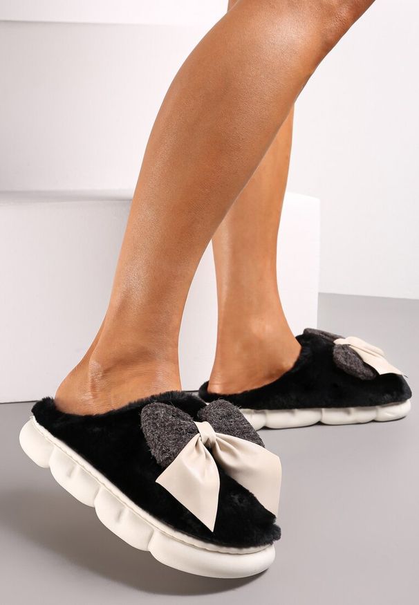 Renee - Czarne Futrzane Kapcie Zimowe Ozdobione Kokardką Saceta. Kolor: czarny. Materiał: futro. Wzór: aplikacja. Sezon: zima