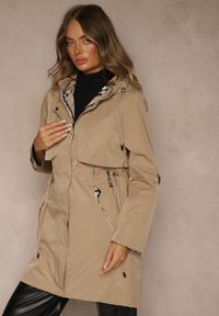 Renee - Ciemnobeżowa Kurtka Parka z Kapturem Podpinanymi Rękawami i Printem w Kratę Hallela. Typ kołnierza: kaptur. Kolor: beżowy. Materiał: jeans. Długość: do kolan. Wzór: nadruk. Sezon: jesień