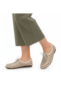 Półbuty damskie Artiker, cholewka skóra naturalna ażurowa perforacja sznurowanie z przodu miękka linia niski fason elastyczne wykończenie zaokrąglony. Okazja: na co dzień. Zapięcie: sznurówki. Kolor: beżowy. Materiał: skóra. Szerokość cholewki: normalna. Wzór: ażurowy. Sezon: lato. Styl: casual, elegancki, klasyczny #3