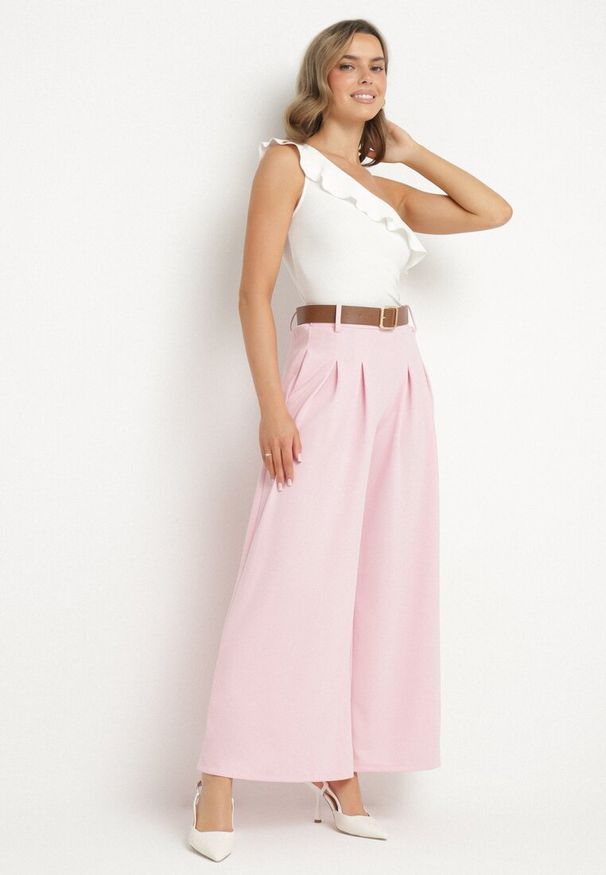 Born2be - Różowe Szerokie Spodnie z Wysokim Stanem i Paskiem Rasalla. Okazja: na co dzień. Stan: podwyższony. Kolor: różowy. Styl: elegancki, casual