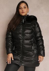 Renee - Czarna Kurtka Pikowana z Kapturem Sago. Okazja: na co dzień. Typ kołnierza: kaptur. Kolekcja: plus size. Kolor: czarny. Materiał: jeans, tkanina, futro. Sezon: zima, jesień. Styl: elegancki, casual
