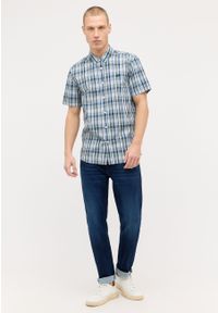 Mustang - MĘSKA KOSZULA MUSTANG Baltimore Summer Check 1015237 12602. Okazja: na co dzień. Typ kołnierza: kołnierzyk klasyczny. Materiał: skóra, bawełna, jeans, materiał. Długość rękawa: krótki rękaw. Długość: krótkie. Wzór: kratka. Sezon: lato. Styl: klasyczny, casual, elegancki #7