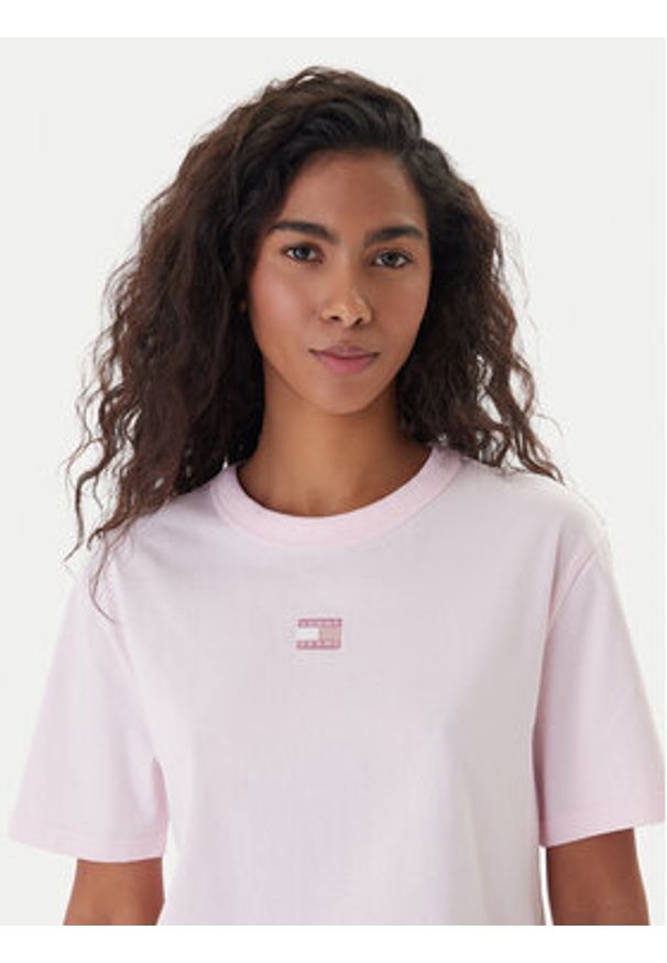 Tommy Jeans T-Shirt Badge DW0DW22202 Różowy Boxy Fit. Kolor: różowy. Materiał: bawełna
