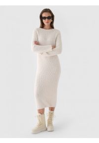 outhorn - Sukienka maxi z długim rękawem - złamana biel. Typ kołnierza: dekolt w łódkę. Kolekcja: plus size. Materiał: materiał, poliester, akryl, dzianina, wełna. Długość rękawa: długi rękaw. Wzór: ze splotem. Długość: maxi #1