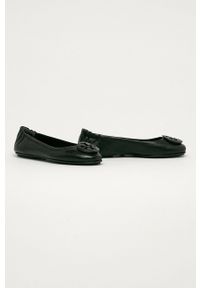 Tory Burch - Baleriny skórzane. Nosek buta: okrągły. Kolor: czarny. Materiał: skóra. Obcas: na obcasie. Wysokość obcasa: niski
