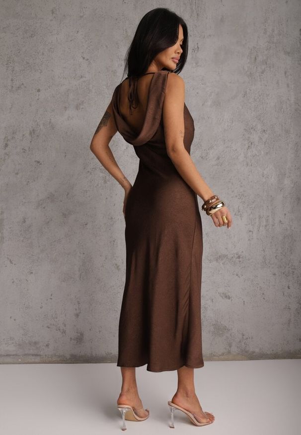 Renee - Brązowa Sukienka Slip Dress z Dekoltem Woda i Wiązaniem z Tyłu Atintina. Typ kołnierza: dekolt woda. Kolor: brązowy. Długość rękawa: na ramiączkach. Styl: elegancki