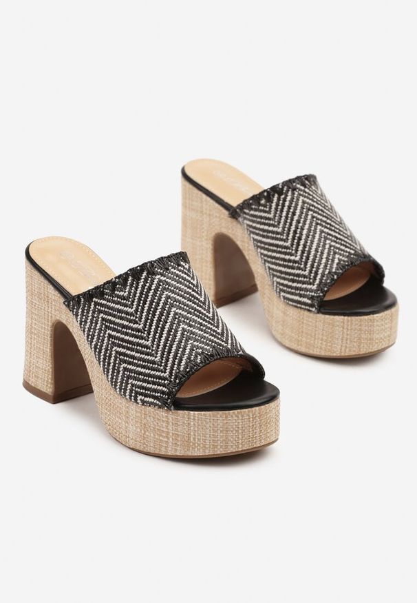 Born2be - Czarne Klapki na Obcasie i Platformie z Geometrycznym Wzorem Udivisa. Okazja: na co dzień. Kolor: czarny. Materiał: jeans. Wzór: geometria. Obcas: na obcasie. Styl: casual, elegancki. Wysokość obcasa: średni
