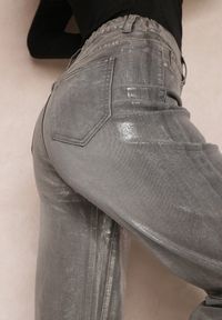 Renee - Szare Bawełniane Spodnie z Metalicznym Połyskiem z Szerokimi Nogawkami i Przetarciami Halewani. Kolor: szary. Materiał: bawełna #4