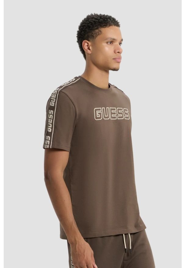 Guess - GUESS Brązowy męski t-shirt Arlo. Kolor: brązowy