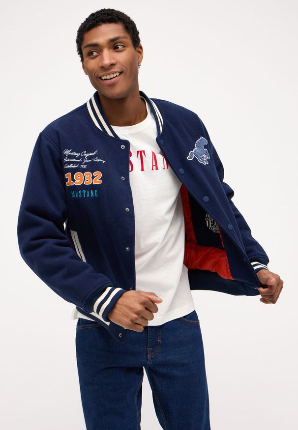 Mustang - MUSTANG Rigby MĘSKA KURTKA Z NADRUKAMI Dress Blues 1014779 5334. Wzór: nadruk