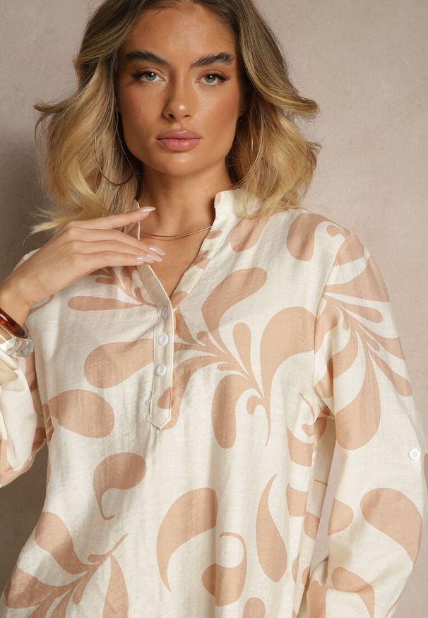 Renee - Jasnobeżowa Wiskozowa Bluzka o Koszulowym Kroju z Dekoltem w Serek w Roślinny Print Kolaniria. Okazja: na co dzień. Typ kołnierza: dekolt w serek. Kolor: beżowy. Materiał: wiskoza. Wzór: nadruk. Styl: elegancki, casual
