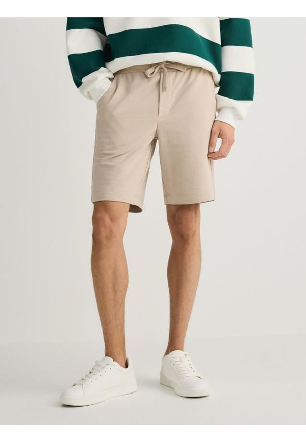 Reserved - Dresowe szorty regular fit - beżowy. Kolor: beżowy. Materiał: dresówka