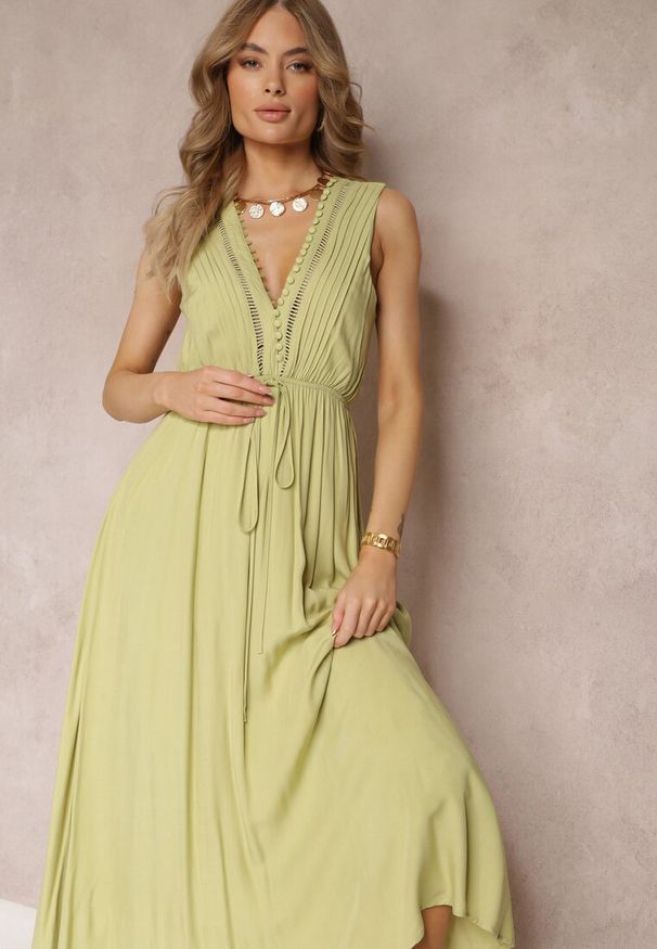 Renee - Zielona Rozkloszowana Sukienka Maxi z Gumką w Talii i Ozdobnymi Guzikami z Wiskozy Vianna. Okazja: na co dzień. Kolor: zielony. Materiał: wiskoza. Wzór: aplikacja. Styl: casual. Długość: maxi