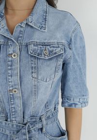 Born2be - Niebieska Jeansowa Sukienka Mini Kurtka z Wiązanym Paskiem Srinidhi. Kolor: niebieski. Materiał: jeans. Długość: mini #4