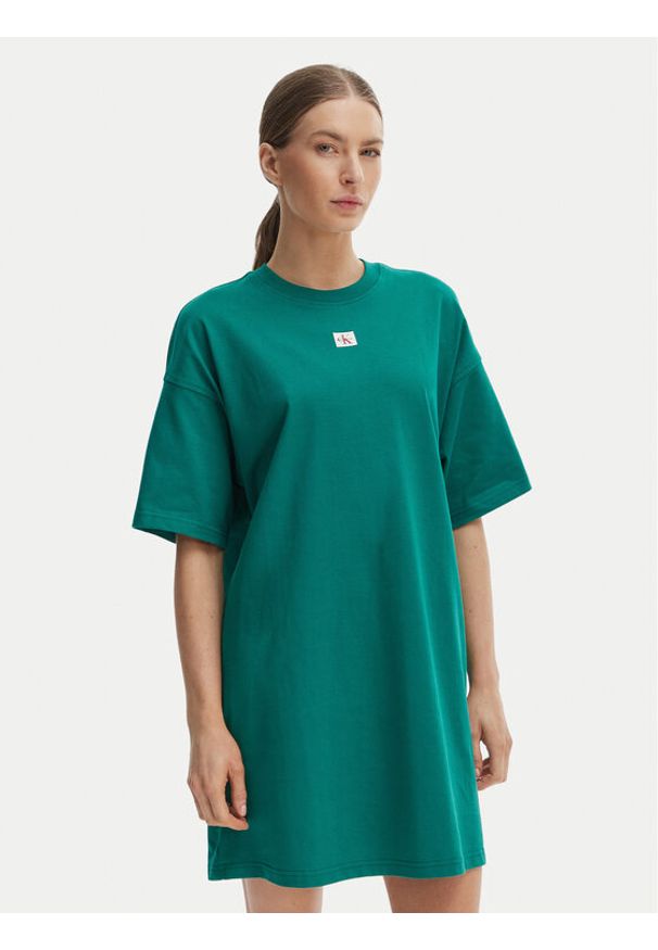 Calvin Klein Jeans Sukienka codzienna LV047F228G Zielony Oversize. Okazja: na co dzień. Kolor: zielony. Materiał: bawełna. Typ sukienki: proste, oversize. Styl: casual