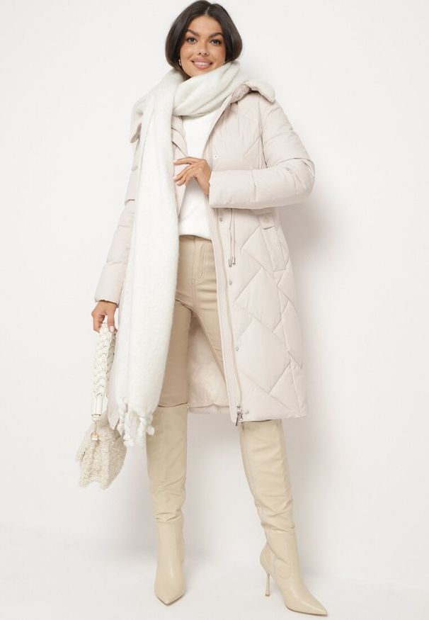 Born2be - Beżowa Pikowana Kurtka z Kapturem i Ozdobnym Kołnierzem Ściągana w Pasie Ellarisa. Typ kołnierza: kaptur. Kolor: beżowy. Materiał: jeans, wełna. Styl: elegancki