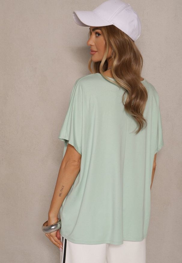 Renee - Jasnozielony T-shirt z Wiskozą w Stylu Nietoperza Liofala. Okazja: na co dzień. Kolor: zielony. Materiał: wiskoza. Styl: elegancki, casual