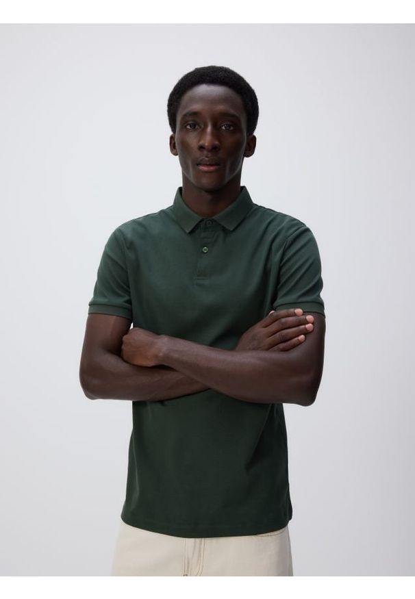 Reserved - Polo slim z bawełny pima - ciemnozielony. Typ kołnierza: polo. Kolor: zielony. Materiał: bawełna