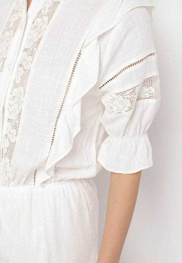 Born2be - Biały Kombinezon z Lnu i Wiskozy w Stylu Boho z Falbankami i Koronką Linalisse. Okazja: na co dzień. Kolor: biały. Materiał: wiskoza, len, koronka. Wzór: koronka. Styl: boho