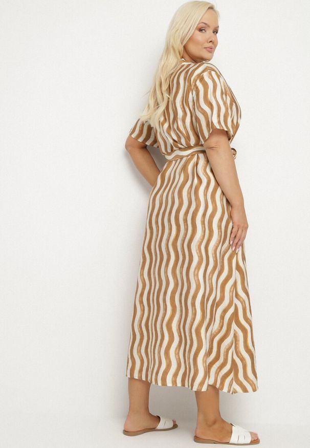 Born2be - Brązowa Pudełkowa Sukienka z Wiskozy w Geometryczny Wzór z Paskiem Luniretia. Okazja: na co dzień. Kolor: brązowy. Materiał: wiskoza. Wzór: geometria. Sezon: wiosna, lato. Styl: klasyczny, casual, elegancki