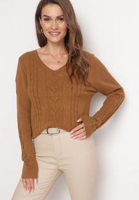 Born2be - Brązowy Sweter z Ozdobnym Splotem i Trójkątnym Dekoltem Barbisae. Kolor: brązowy. Materiał: dzianina. Długość rękawa: długi rękaw. Długość: długie. Wzór: ze splotem