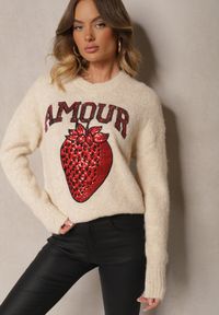 Renee - Jasnobeżowy Sweter z Dodatkiem Wełny Ozdobiony Naszywką Truskawką i Napisem Zozizelle. Okazja: na co dzień. Typ kołnierza: dekolt w łódkę. Kolor: beżowy. Materiał: wełna. Długość rękawa: długi rękaw. Długość: długie. Wzór: napisy, aplikacja. Styl: klasyczny, casual #5