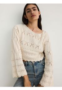 Reserved - Krótki ażurowy sweter - kremowy. Kolor: kremowy. Materiał: bawełna, dzianina. Długość: krótkie. Wzór: ażurowy
