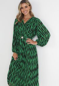 Born2be - Zielona Rozkloszowana Sukienka Plisowana z Paskiem Famalee. Kolor: zielony. Typ sukienki: kopertowe. Styl: elegancki. Długość: maxi #4