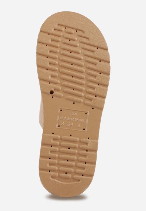 Renee - Ciemnobeżowe Klapki na Platformie Ozdobione Metalicznymi Klamrami Galisiphe. Kolor: beżowy. Wzór: aplikacja. Sezon: wiosna, lato. Obcas: na platformie