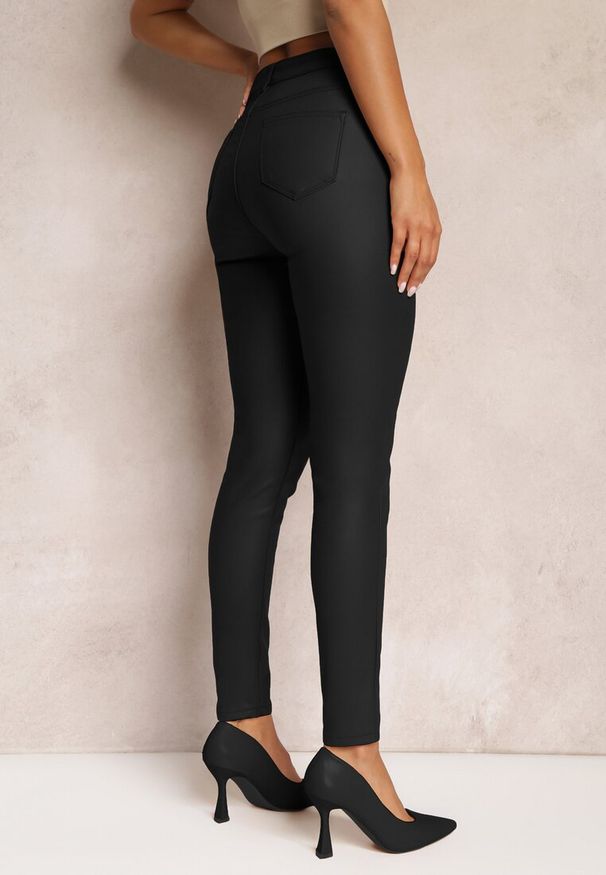 Renee - Czarne Modelujące Spodnie z Ekoskóry o Fasonie Skinny Caetana. Okazja: na co dzień. Kolor: czarny. Sezon: jesień, zima. Styl: casual, elegancki