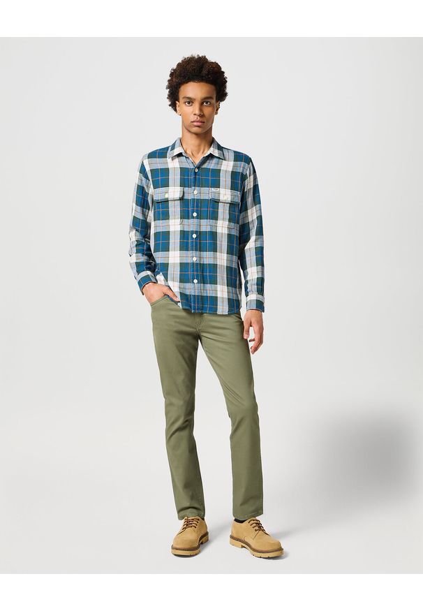 Wrangler - WRANGLER MĘSKIE SPODNIE MATERIAŁOWE LARSTON DUSTY OLIVE 112356816 W18S014024. Okazja: na co dzień. Stan: obniżony. Materiał: materiał. Styl: klasyczny, casual