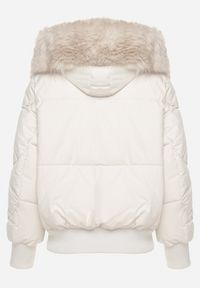 Born2be - Jasnobeżowa Pikowana Kurtka z Szerokimi Ściągaczami i Ozdobnym Futrem przy Kapturze Inandria. Okazja: na co dzień, do pracy, na spotkanie biznesowe. Kolor: beżowy. Materiał: futro. Długość rękawa: długi rękaw. Długość: długie. Styl: biznesowy, klasyczny, casual, elegancki #6