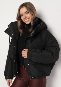 Born2be - Czarna Oversizowa Kurtka Bomberka z Kapturem i Ozdobnymi Kieszeniami Nalana. Okazja: na spacer, na co dzień. Typ kołnierza: kaptur. Kolor: czarny. Materiał: dzianina, jeans, poliester. Wzór: aplikacja. Styl: casual, sportowy #3