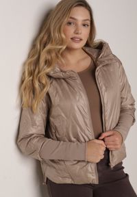 Born2be - Brązowa Kurtka z Kapturem Pikowana z Materiałowymi Wykończeniami Sofie. Okazja: na co dzień. Typ kołnierza: kaptur. Kolor: brązowy. Materiał: materiał. Styl: casual #7