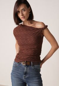 Born2be - Brązowa Koronkowa Bluzka o Asymetrycznym Kroju na Jedno Ramię Nerasos. Kolor: brązowy. Materiał: koronka #1