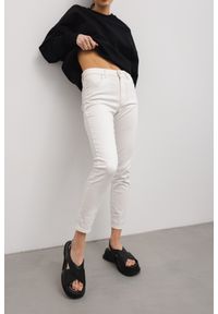 Marsala - Spodnie jeansowe typu slim w kolorze VANILlA WHITE - BRAYTONE-XL. Stan: podwyższony. Materiał: jeans. Wzór: gładki