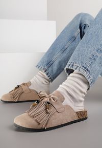 Born2be - Ciemnobeżowe Klapki Mule z Imitacji Zamszu Zdobione Koralikami i Frędzlami Elwedena. Kolor: beżowy. Materiał: zamsz. Wzór: aplikacja. Styl: klasyczny, elegancki, boho #5