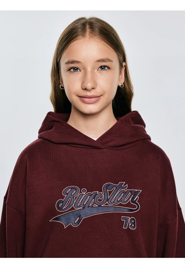 Big-Star - Bluza dziewczęca z kapturem z nadrukiem bordowa Rubilia 604. Typ kołnierza: kaptur. Kolor: czerwony. Materiał: dzianina. Wzór: nadruk. Styl: młodzieżowy, elegancki