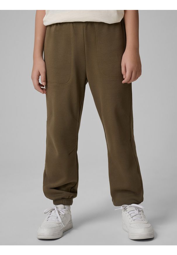 4f - 4F Spodnie dresowe joggery chłopięce - khaki 158 (12-13 lat). Okazja: na co dzień, na uczelnię. Kolor: oliwkowy, brązowy, wielokolorowy. Materiał: dresówka. Sezon: lato. Styl: casual