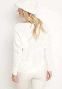 Born2be - Jasnobeżowy Klasyczny Sweter z Dekoltem w Łódkę Rieline. Okazja: na co dzień. Kolor: beżowy. Materiał: jeans. Długość rękawa: długi rękaw. Długość: długie. Styl: klasyczny #3