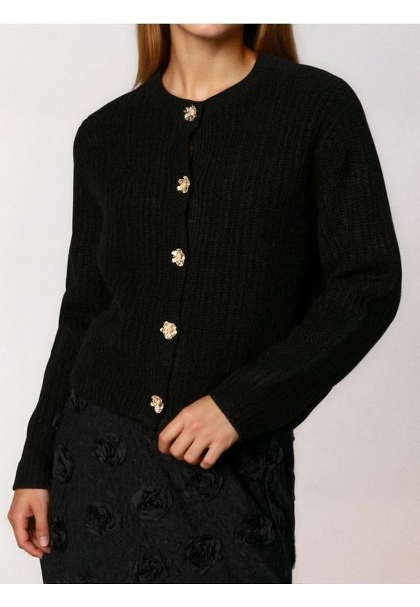 Sinsay - Prążkowany sweter z ozdobnymi guzikami - czarny. Kolor: czarny. Materiał: prążkowany